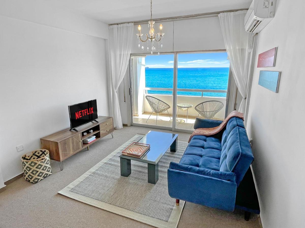 2Br Seafront Apt In City Center With Community Pool Larnaca Dış mekan fotoğraf